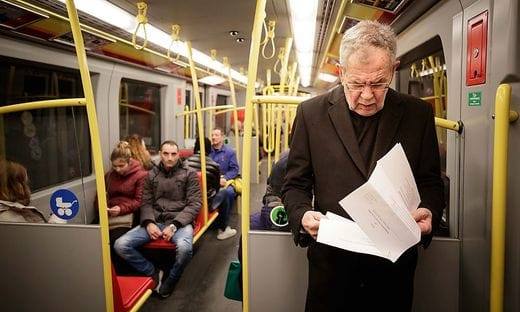 Ο πρόεδρος της Αυστρίας Αλεξάντερ Βαν Ντερ Μπέλεν στο μετρό της Βιέννης