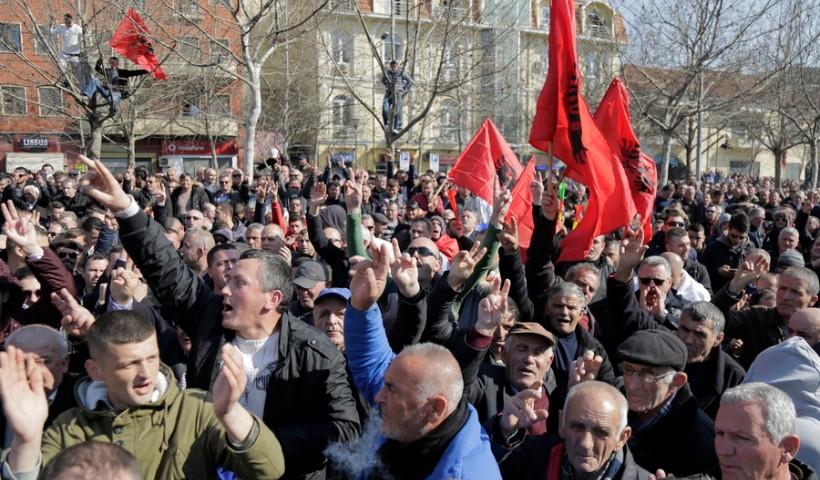 Η Αλβανία βράζει: Νέα διαδήλωση μετά τις μαζικές παραιτήσεις από την αντιπολίτευση