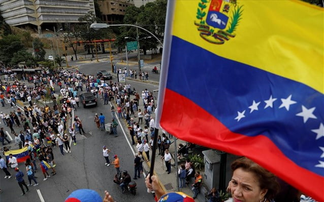 Βενεζουέλα: Ανάπτυξη στρατιωτικών δυνάμεων στα σύνορα με την Κολομβία εξετάζει ο Μαδούρο