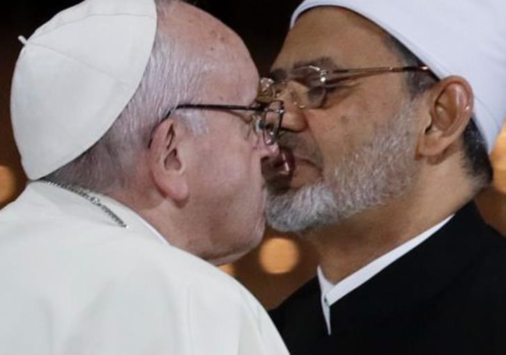 Το φιλί του Πάπα Φραγκίσκου με τον Μεγάλο Ιμάμη του αλ Άζχαρ που δίχασε το διαδίκτυο (εικόνες)
