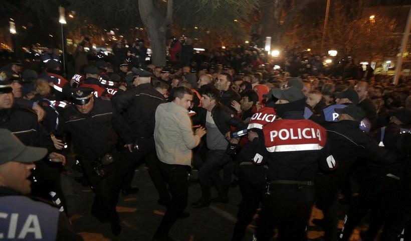 Αλβανία: Νέα διαδήλωση της αντιπολίτευσης – Επεισόδια έξω από το κοινοβούλιο