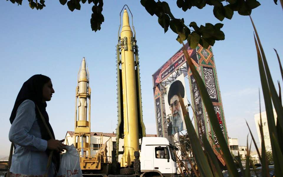 Πύραυλο μεγάλου βεληνεκούς παρουσίασε η Τεχεράνη