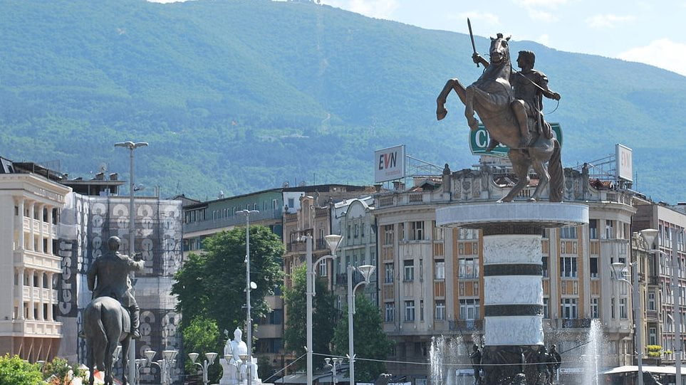 Tα Σκόπια δεν αποκαθηλώνουν τα φαραωνικά αγάλματα των αρχαίων Μακεδόνων παρά τη Συμφωνία των Πρεσπών