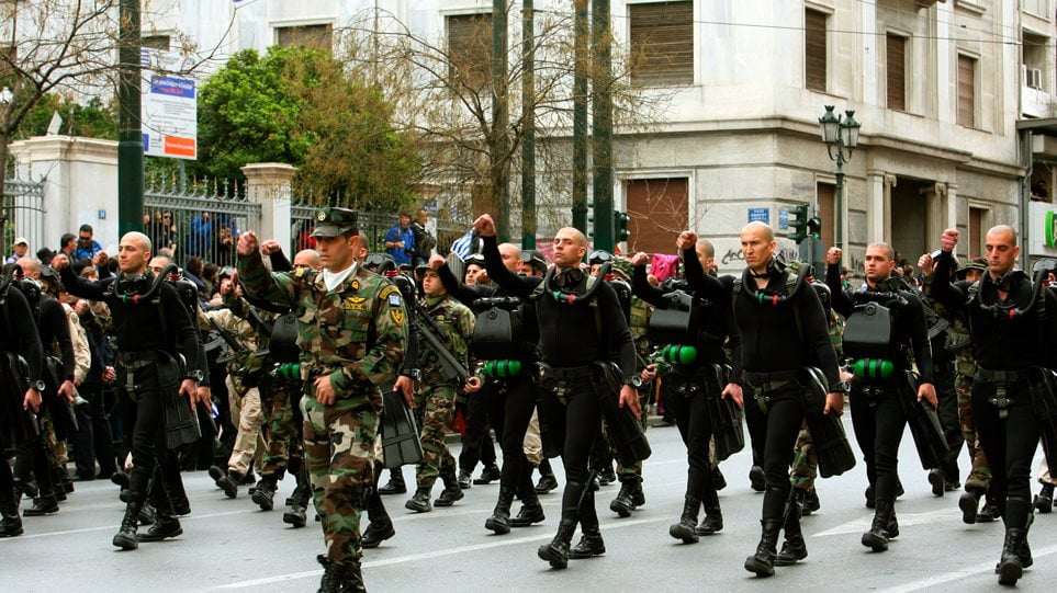 “Πονάει κεφάλι, κόβει κεφάλι” – Το Λιμενικό απαγορεύει στους ΟΥΚάδες να απαγγείλουν συνθήματα στην παρέλαση!