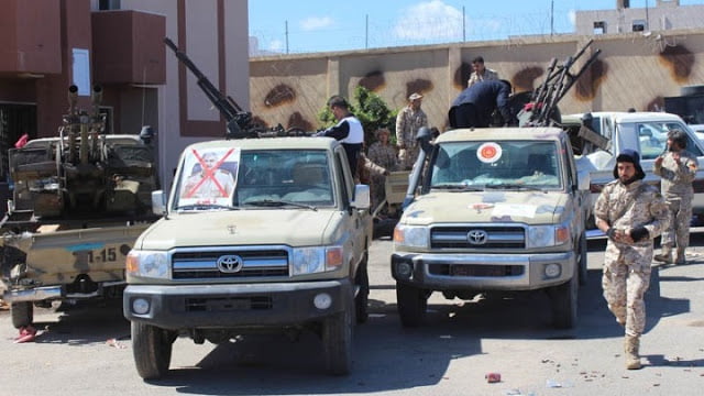 Συνεχίζεται η αιματηρή έφοδος του Χάφταρ στη Λιβύη – Βομβαρδίστηκε το αεροδρόμιο της Τρίπολης