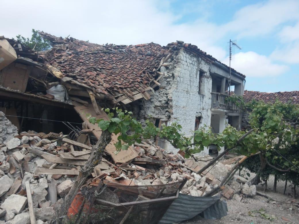 Ζημιές σε πολλά σπίτια και 4 τραυματίες από τον σεισμό στην Κορυτσά