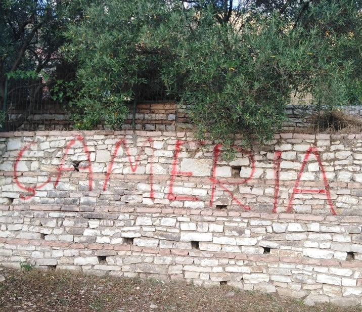 Νέες προκλήσεις Αλβανών κατά Βορειοηπειρωτικού Ελληνισμού – Έγραψαν συνθήματα υπέρ της Τσαμουριας στο μειονοτικό χωριό Βαγγαλιάτε