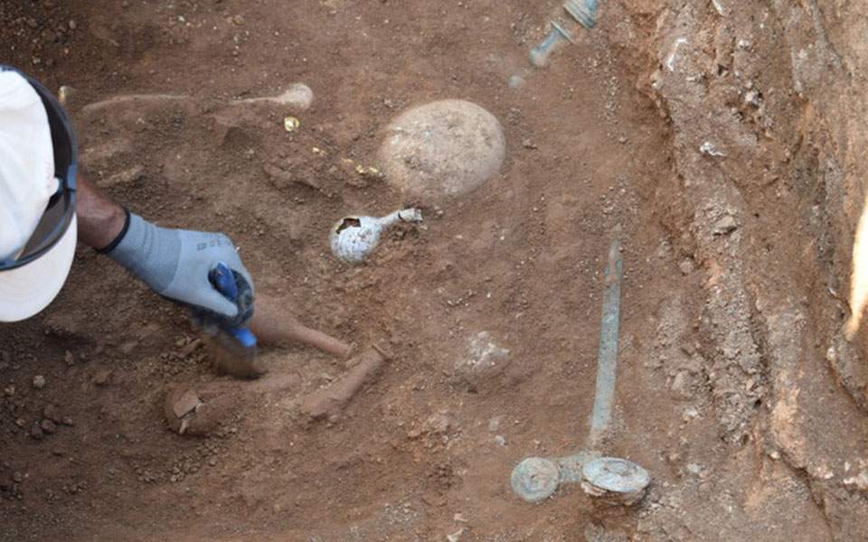 Ασύλητο τάφο του 1ου αιώνα π.Χ έφερε στο φως η αρχαιολογική σκαπάνη στην Κοζάνη (φωτογραφίες)
