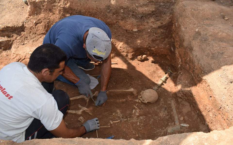 Κοζάνη : Η «πλούσια» νεκρή της Μαυροπηγής – Σπάνια στον ελλαδικό χώρο η χάλκινη νεκρική κλίνη που αποκάλυψε η αρχαιολογική σκαπάνη