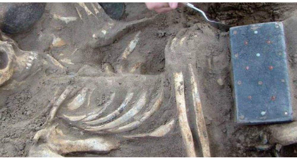 Αρχαιολόγοι ανακάλυψαν «iPhone» 2100 ετών σε τάφο στη «Ρωσική Ατλαντίδα» – Βίντεο