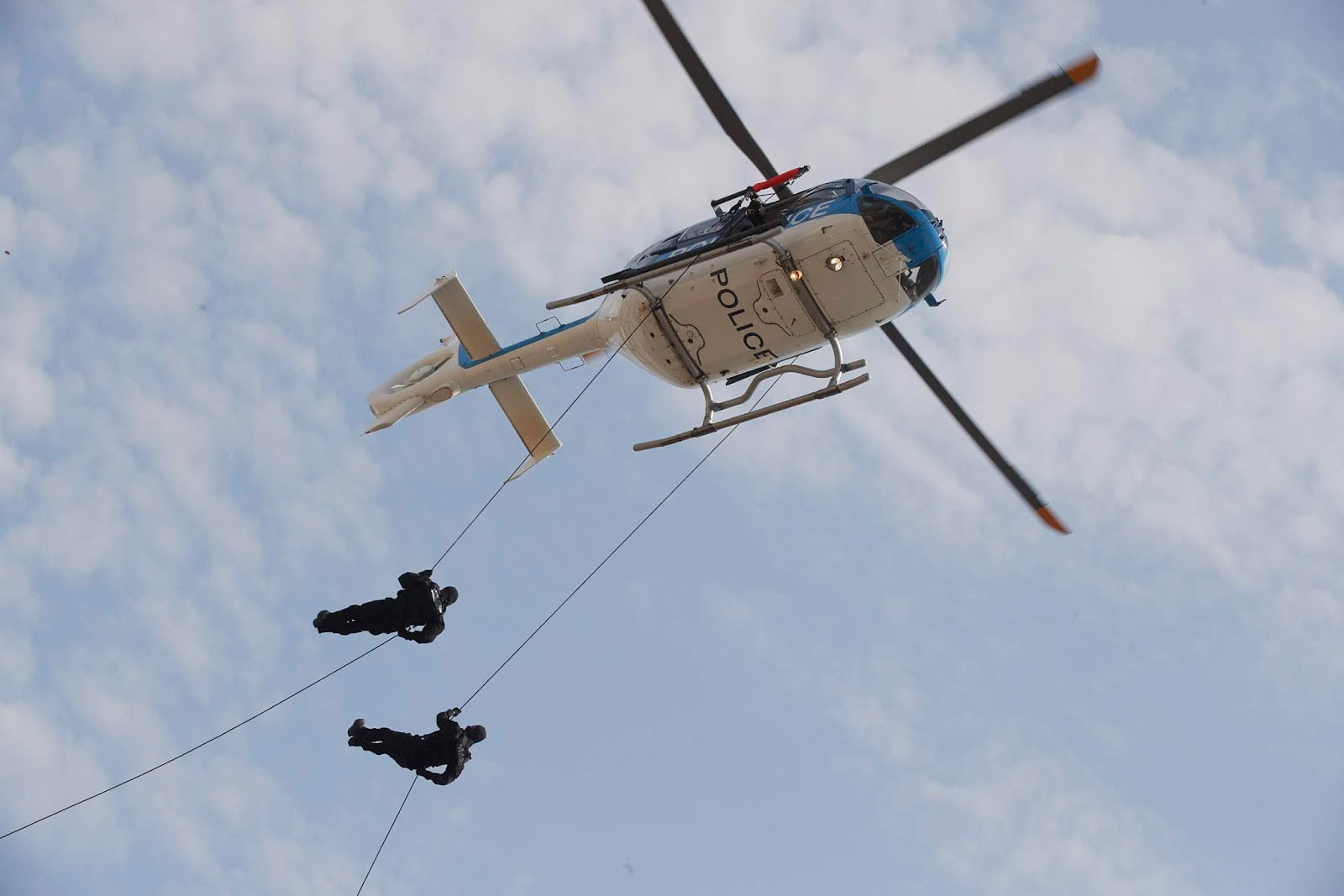 ΔΕΘ – Εντυπωσιακή επίδειξη καταρρίχησης των ΕΚΑΜ από ελικόπτερο της ΕΛ.ΑΣ