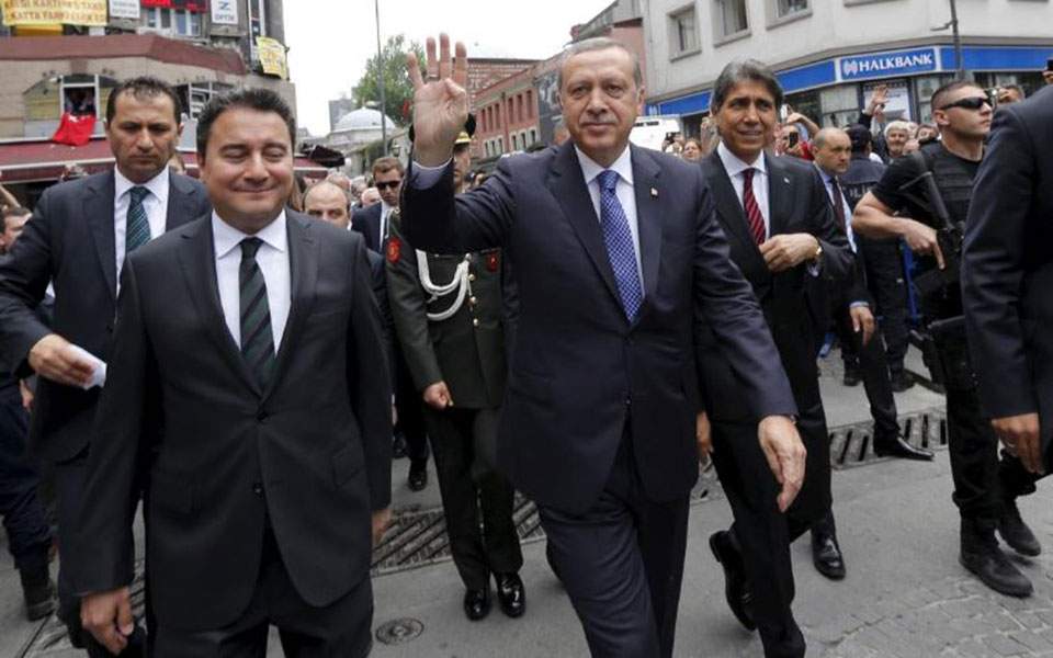 Τουρκία: «Απέναντι» στον Ερντογάν ο Αλί Μπαμπατσάν – ιδρύει νέο κόμμα εντός του έτους