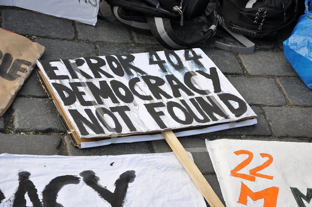 Με την τεχνολογία σκοτώνουν τη δημοκρατία – Η δικτατορία των εφήμερων εντυπώσεων