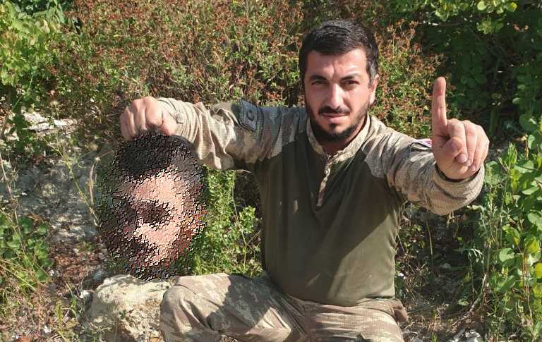 Δείχνουν τον… πολιτισμό τους – Στέλεχος του κόμματος του Ερντογάν κραδαίνει κομμένο κεφάλι Σύριου στρατιώτη – ΠΡΟΣΟΧΗ σκληρές εικόνες