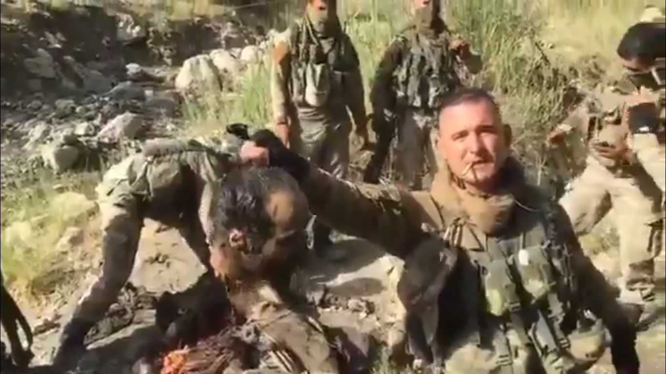 Αυτό είναι ιεροσυλία! Τούρκοι στρατιώτες κόβουν τα κεφάλια νεκρών Κούρδων μαχητών