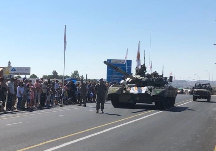 Μεγαλειώδης στρατιωτική παρέλαση στην Κύπρο – Είδαμε και τα σερβικής κατασκευής πυροβόλα Nora-B52 155 mm (φωτογραφίες)
