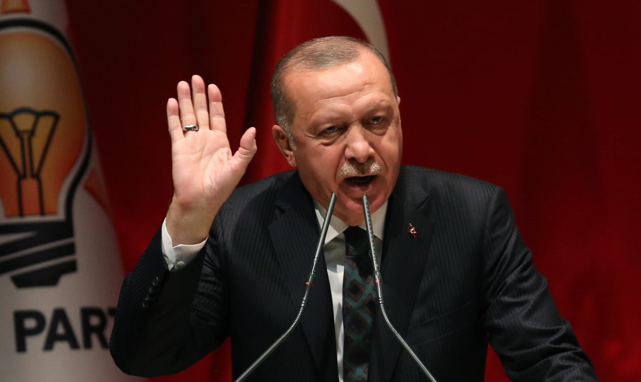 Νέες απειλές Ερντογάν κατά των Κούρδων: «Θα τους σπάσουμε τα κεφάλια αν δεν αποσυρθούν»