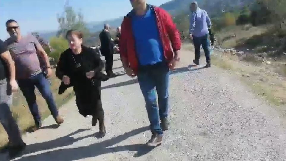 Αλβανοί αστυνομικοί κατά των γονέων του Κατσίφα – Τους πήραν το πανό από τα χέρια (ΒΙΝΤΕΟ)