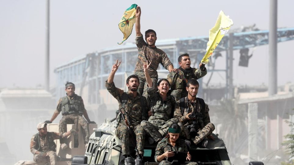 Οι Κούρδοι μαχητές εγκαταλείπουν τη βόρεια Συρία, κατηγορώντας την Τουρκία