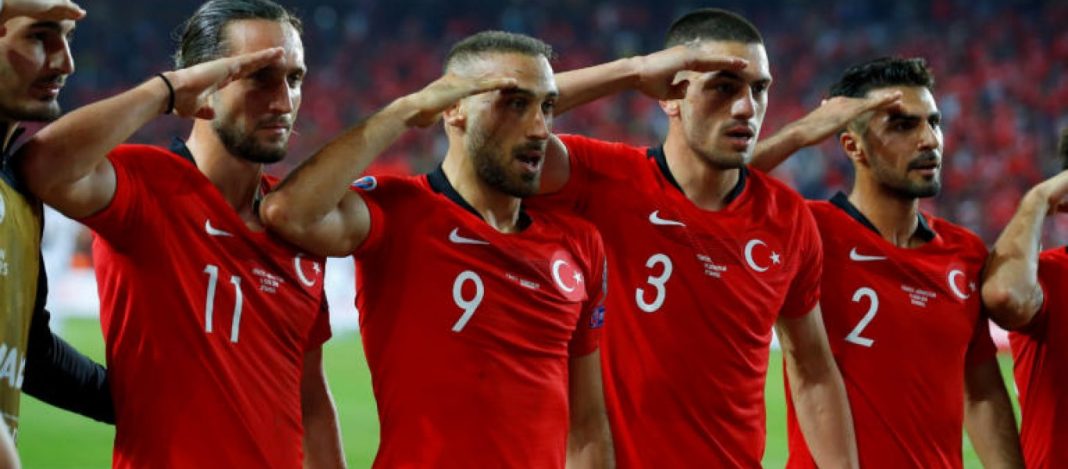 Αίσχος! Πού είναι οι Διεθνείς Ποδοσφαιρικές Ομοσπονδίες; – Παίκτες της Εθνικής Τουρκίας χαιρετούν στρατιωτικά για να τιμήσουν την εισβολή στην Β. Συρία