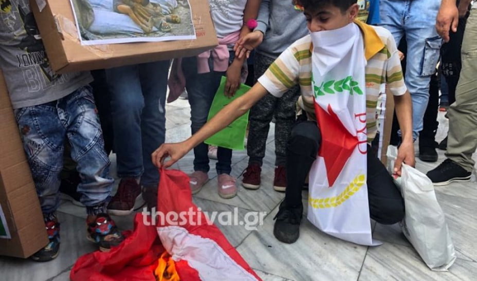 Κούρδοι έκαψαν τουρκική σημαία και φωτό του Ερντογάν σε Θεσσαλονίκη- Αθήνα (ΒΙΝΤΕΟ)