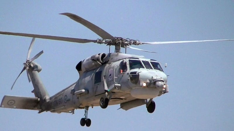 Ελικόπτερο του ΠΝ μετέφερε ασθενή από ρωσικό πολεμικό πλοίο – Εντυπωσιακό βίντεο