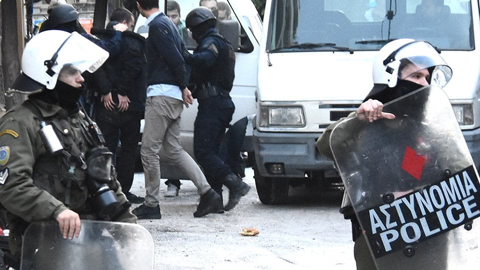 Εκκενώθηκαν τρεις καταλήψεις στην Αθήνα: Συλλήψεις μετά την ένταση στο Κουκάκι