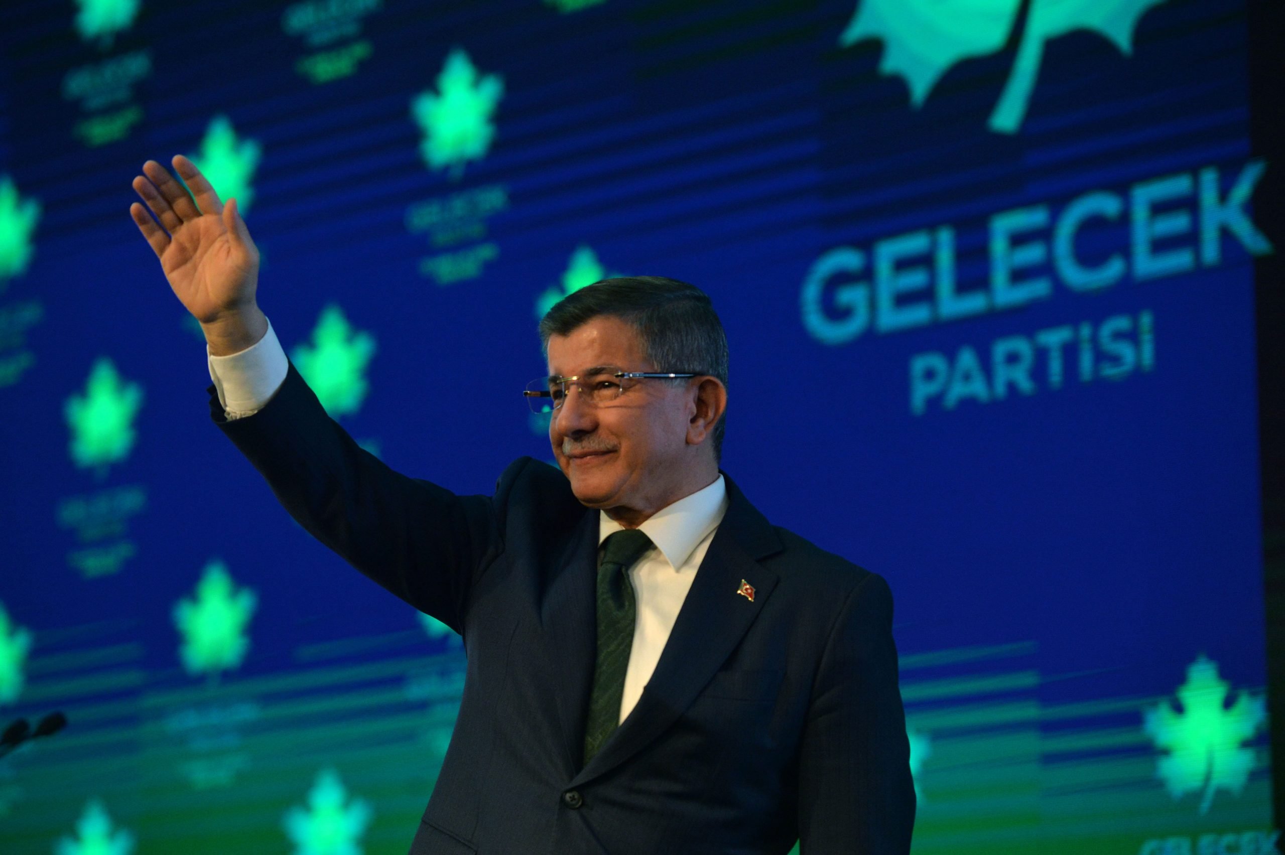 Έπεσε… θάψιμο από Νταβούτογλου στον Ερντογάν στην παρουσίαση του Gelecek Partisi