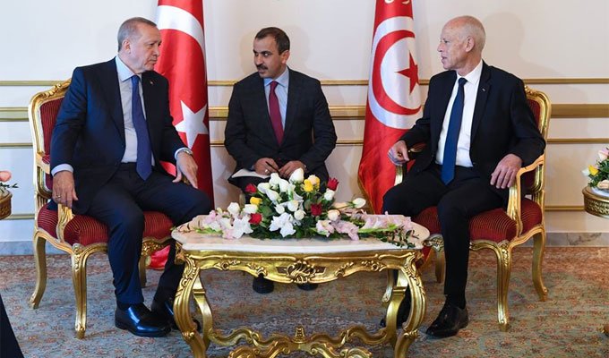 Ο Ερντογάν πήγε στην Τυνησία και ζήτησε κατάπαυση του πυρός στη Λιβύη