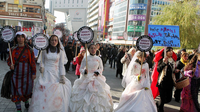 Ούτε στον Μεσαίωνα – «Παντρέψου τον βιαστή σου»: Οργή στην Τουρκία για το αναχρονιστικό νομοσχέδιο
