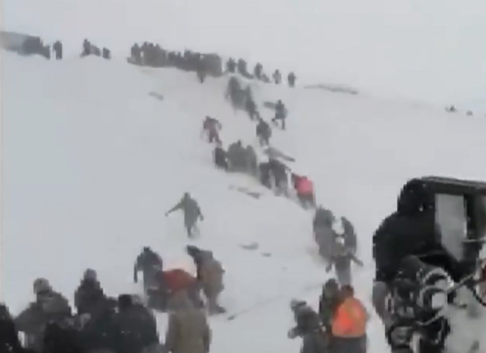 Βίντεο που τσακίζει κόκκαλα! Τα πρώτα δευτερόλεπτα μετά τη φονική χιονοστιβάδα στην Τουρκία