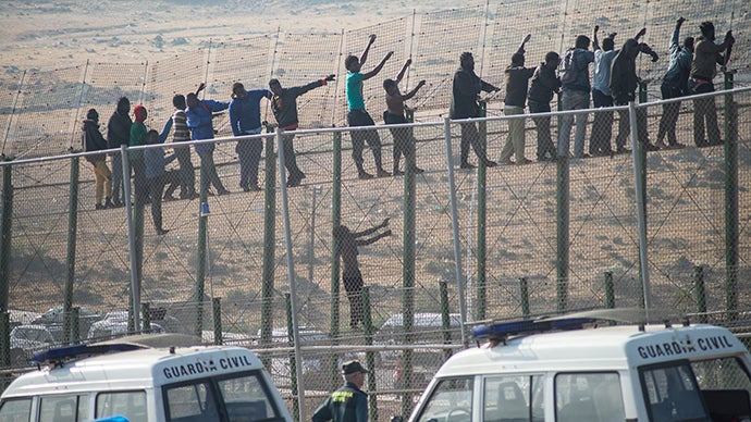 FAZ: Δικαιώθηκε δικαστικώς η Ισπανία για την πολιτική απέλασης μεταναστών