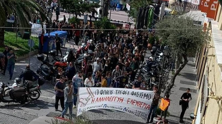 Η χώρα σε καραντίνα, αλλά στη Μυτιλήνη 1.000 άτομα έκαναν «αντιφασιστική» διαδήλωση!