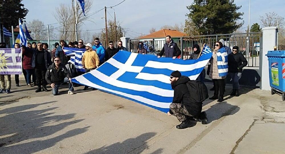Ήττα των εθνομηδενιστών – Καστανιές: Πολίτες έψαλλαν τον εθνικό ύμνο κρατώντας μεγάλη ελληνική σημαία – Βίντεο