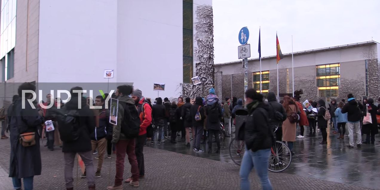 Διαδήλωση εναντίον της Ελλάδος στο Βερολίνο: Ελληνόφωνοι σαν Τούρκοι, Γερμανίδα σαν Ελληνίδα
