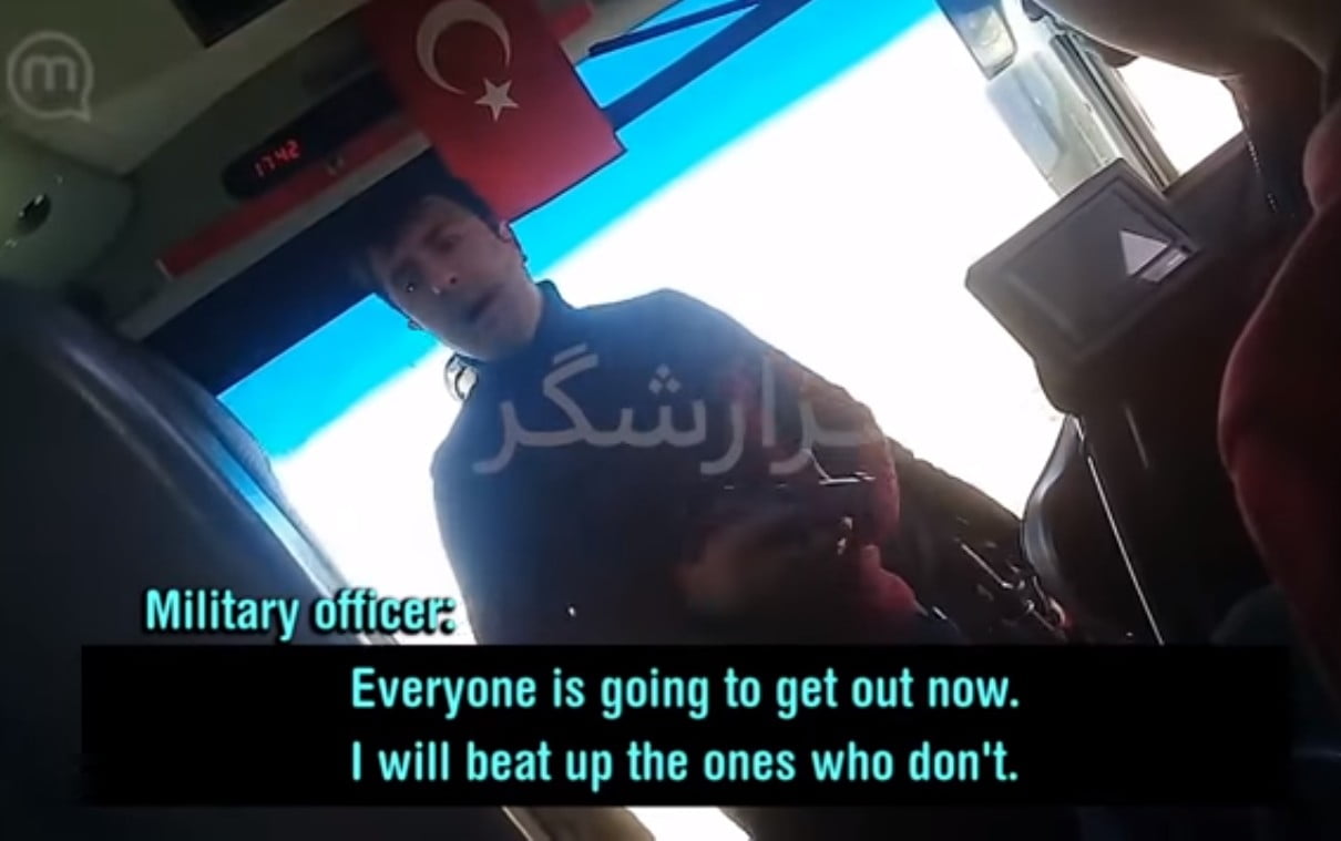 Βίντεο ντοκουμέντο: Τούρκοι Αστυνομικοί με την απειλή όπλου εξαναγκάζουν μετανάστες να περάσουν τα σύνορα
