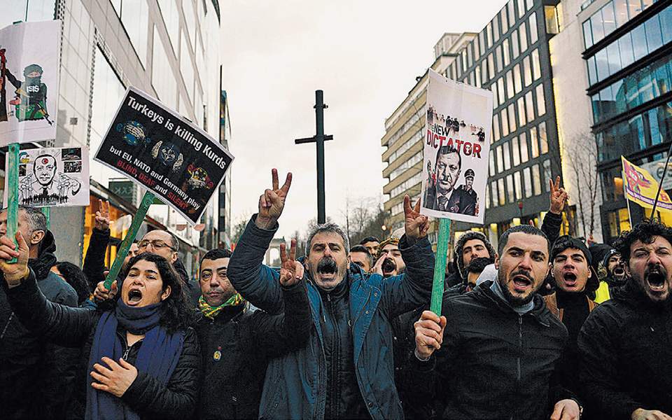 Συνεχίζει τις επικίνδυνες σχοινοβασίες ο Ερντογάν και κάνει διπλό παζάρι στη Συρία με ΗΠΑ και Ρωσία
