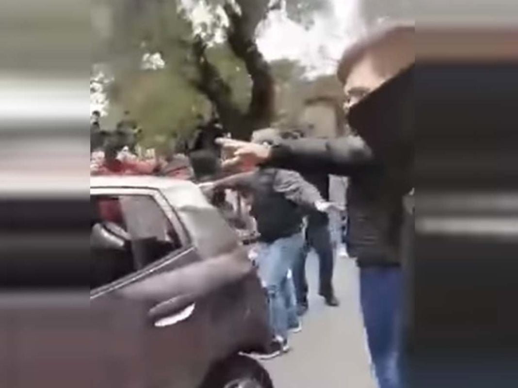 Πλάκωσαν στο ξύλο και έσπασαν αυτοκίνητα μελών ΜΚΟ στην Λέσβο (video)