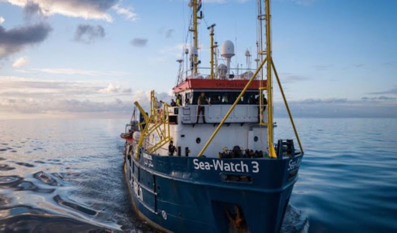 Κάτοικοι της Μυτιλήνης εμπόδισαν να δέσει στο λιμάνι πλοίο της ΜΚΟ “Sea Watch”