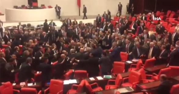 Ξύλο στην τουρκική βουλή – Είπαν προδότη τον Ερντογάν