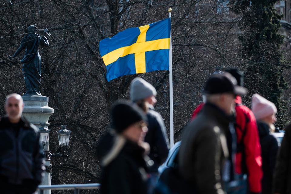 Ο «εγκέφαλος» πίσω από τη ριψοκίνδυνη στρατηγική της Σουηδίας απαντά στις επικρίσεις: «Το κλείσιμο των συνόρων είναι γελοίο»