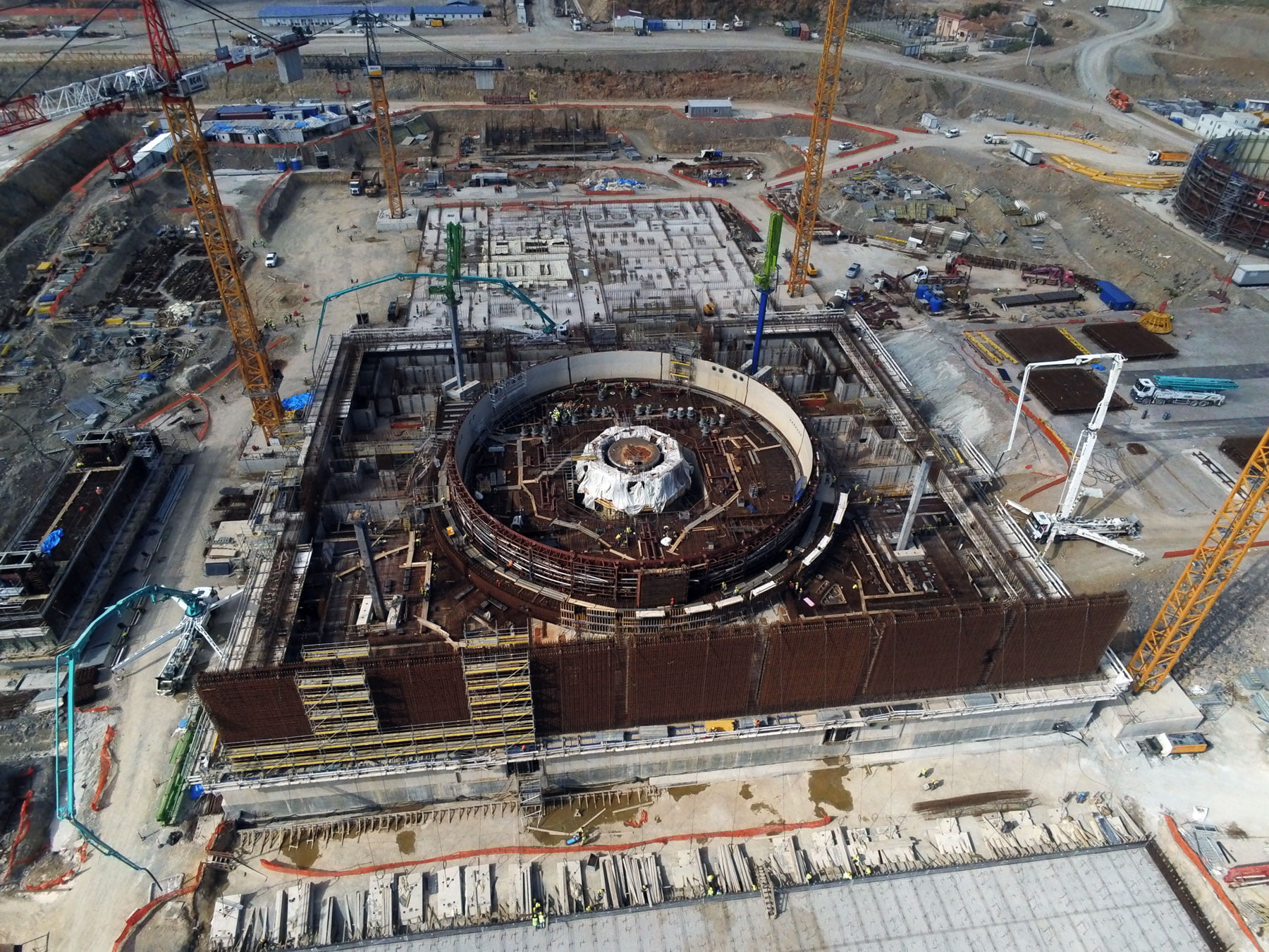 Ενώ εμείς κοιμόμαστε και η Τουρκία συνεχίζει να χτίζει το πυρηνικό της εργοστάσιο στο Άκκουγιου – Δείτε την πρόοδο των εργασιών