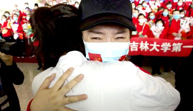 Κορονοϊός: Δάκρυα χαράς στην Κίνα για το τέλος της καραντίνας στη Γουχάν