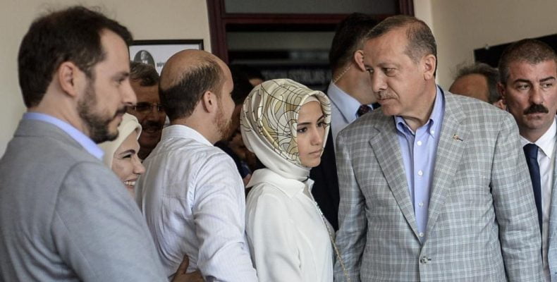 Η “αγία” οικογένεια της Τουρκίας “σκοτώνεται” για τη διαδοχή στο “σουλτανάτο”