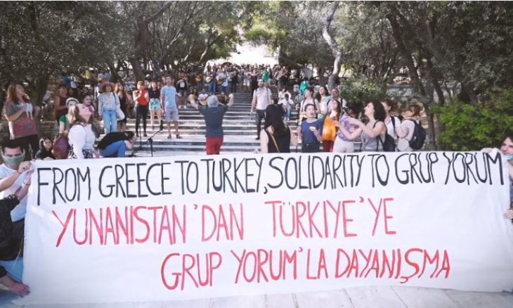 Έλληνες μουσικοί εκφράζουν την αλληλεγγύη τους στο φιμωμένο, από το καθεστώς Ερντογάν, λαϊκό συγκρότημα «Grup Yorum» τραγουδώντας το τραγούδι του πάρκου Γκεζί