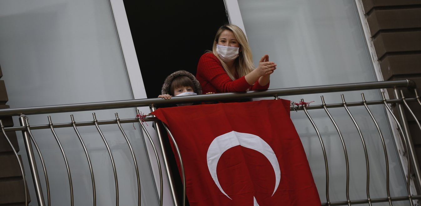 Ο Ερντογάν εκμεταλλεύεται τον κορωνοϊό και βάζει στο “γύψο” την τουρκική κοινωνία