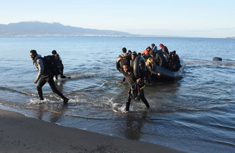 Δύο βάρκες με 67 πρόσφυγες έφτασαν στη Λέσβο – Παράταση των περιοριστικών μέτρων στα ΚΥΤ
