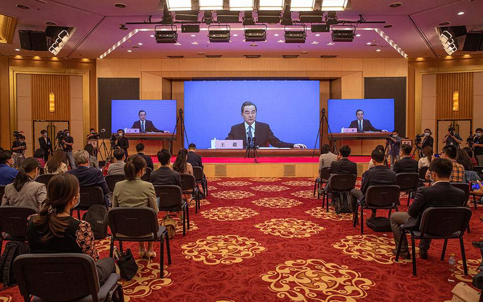 Κινέζος ΥΠΕΞ: «Στο χείλος ενός νέου Ψυχρού Πολέμου» Πεκίνο και Ουάσιγκτον