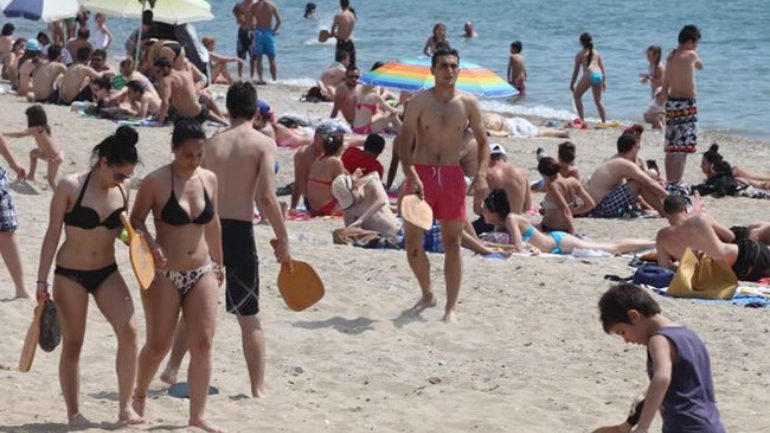 Μάιος εναντίον κορωνοϊού 1-0: «Βούλιαξαν» από λουόμενους οι παραλίες της Αττικής, πριν καν χτυπήσουμε… 30άρια! (video)