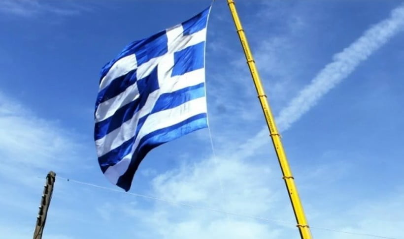Η μεγαλύτερη ελληνική σημαία επιφάνειας 600 τ.μ. υψώθηκε στην Αλεξανδρούπολη (Βίντεο)